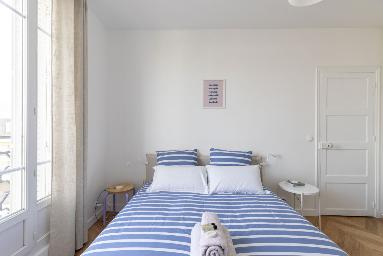 Salon lumineux avec parquet point de Hongrie et grandes fenêtres — THE HUBSTAY Paris, La Garenne-Colombes